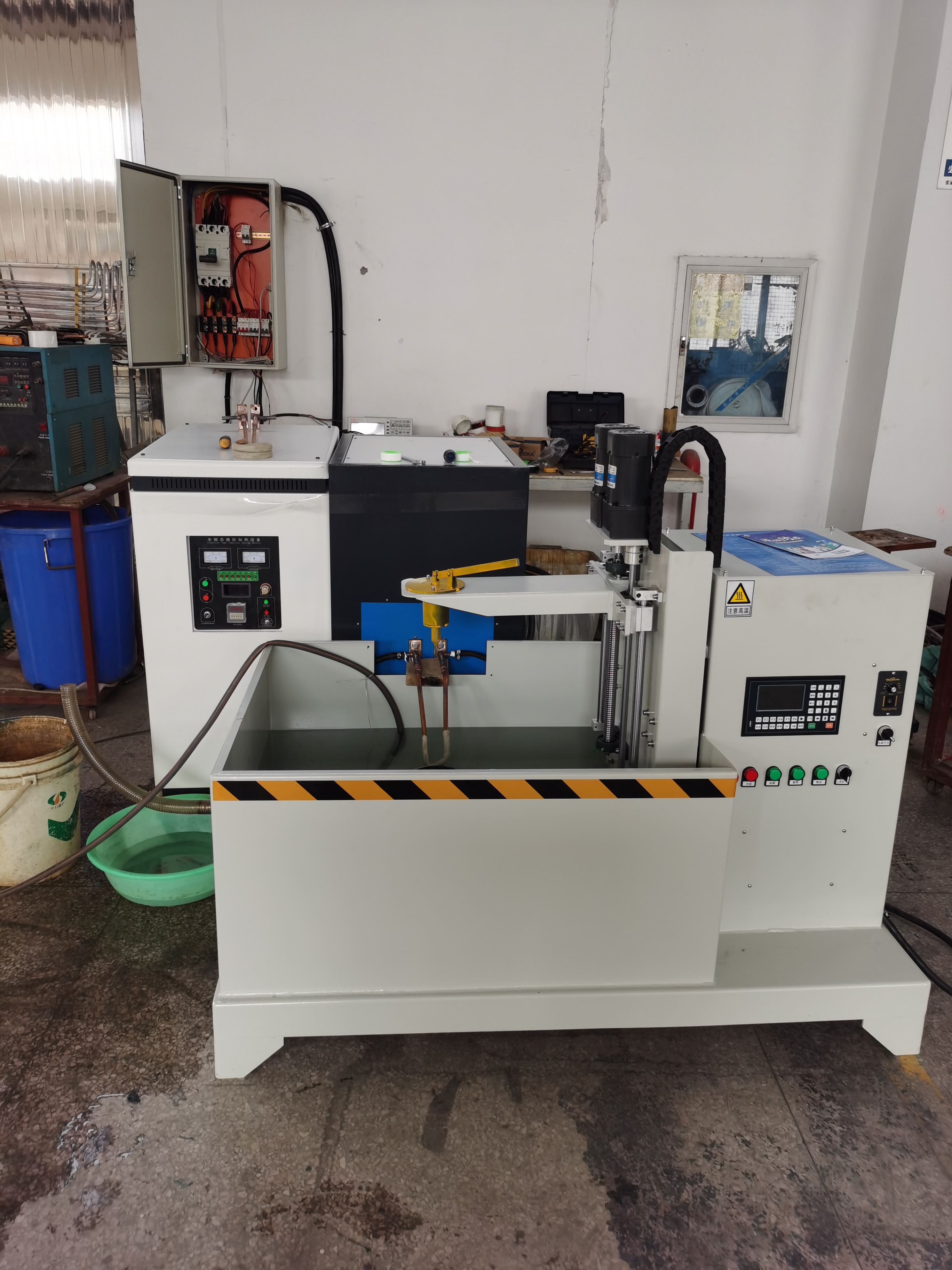 高頻淬火設備 淬火機床現(xiàn)場